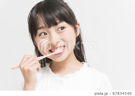歯を磨く女の子 67834540
