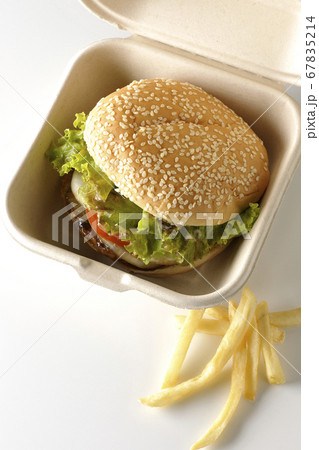 ハンバーガー用の箱に入った照り焼きバーガーとポテトフライ（白背景） 67835214