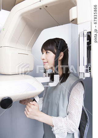 レントゲンを撮る女性 レントゲンを撮る女性 67835866