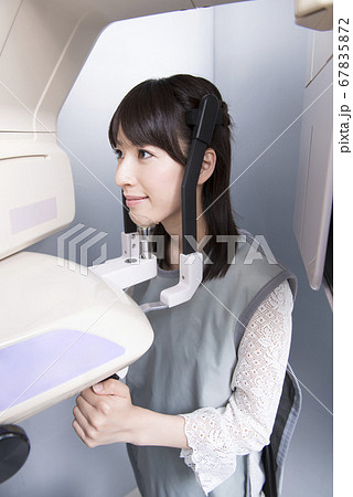 レントゲンを撮る女性 レントゲンを撮る女性 67835872