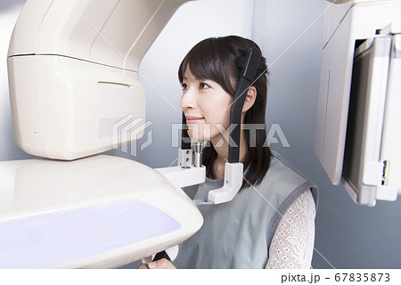 レントゲンを撮る女性 レントゲンを撮る女性 67835873