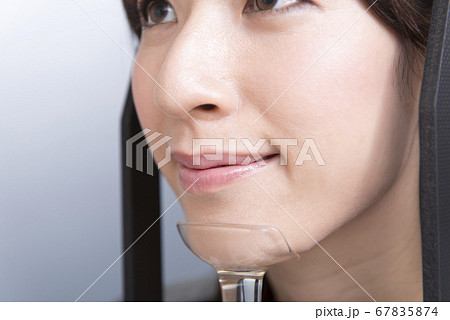 レントゲンを撮る女性 レントゲンを撮る女性 67835874