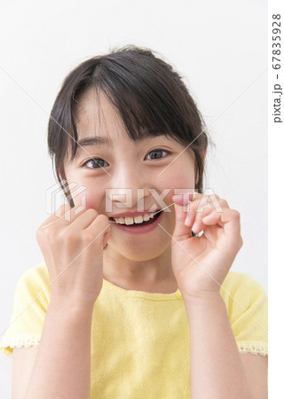 デンタルフロスをする女の子 デンタルフロスをする女の子 67835928