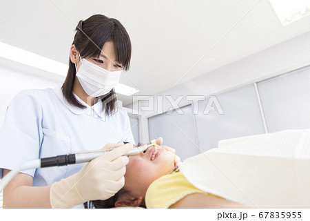 歯の治療をする女の子 67835955