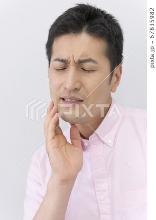 歯が痛い男性 歯が痛い男性 67835982