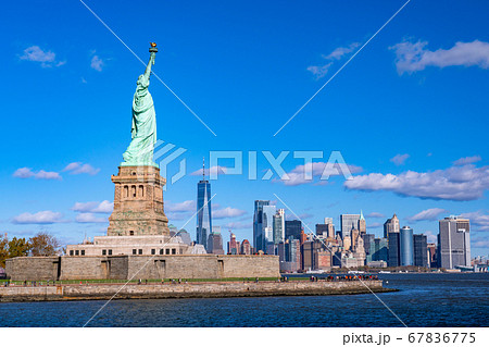 《ニューヨーク》自由の女神とマンハッタンの摩天楼 67836775