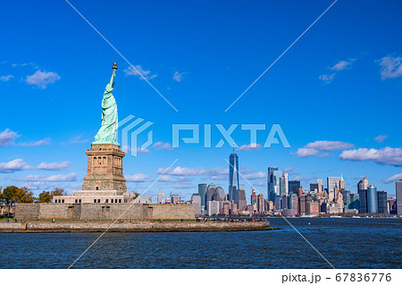 《ニューヨーク》自由の女神とマンハッタンの摩天楼 67836776