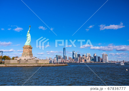 《ニューヨーク》自由の女神とマンハッタンの摩天楼 67836777