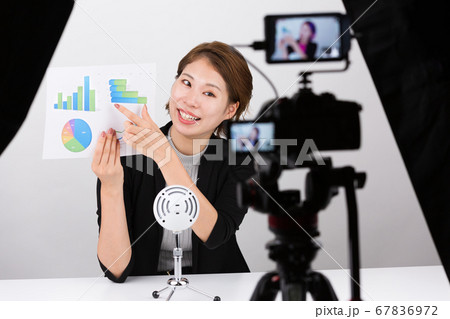 一眼レフカメラで動画を撮影する女性 一眼レフカメラで動画を撮影する女性 67836972