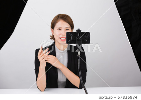 スマートフォンに向かって話す女性 スマートフォンに向かって話す女性 67836974