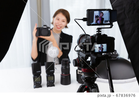 一眼レフカメラで動画を撮影する女性 一眼レフカメラで動画を撮影する女性 67836976