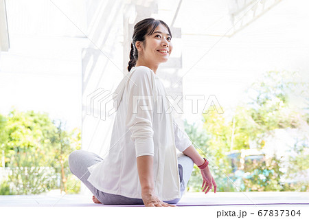 屋外でエクササイズをする若い女性 屋外でエクササイズをする若い女性 67837304