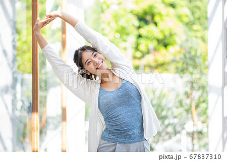 屋外でエクササイズする若い女性 67837310