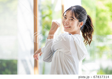 屋外でエクササイズする若い女性 屋外でエクササイズする若い女性 67837314