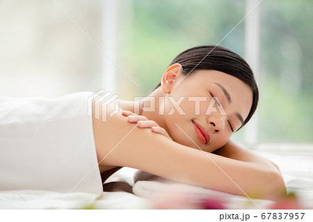 エステでリラックスする女性 67837957