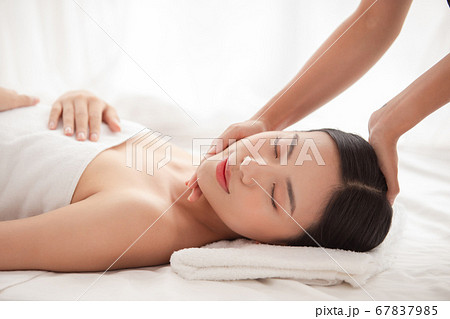 エステでリラックスする女性 エステでリラックスする女性 67837985