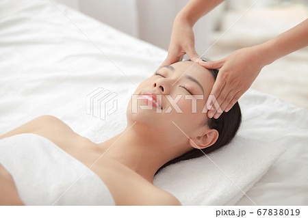 エステでリラックスする女性 エステでリラックスする女性 67838019