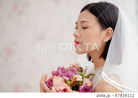 ウエディングドレスを着た女性のポートレート ウエディングドレスを着た女性のポートレート 67838112