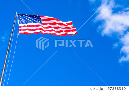 《ニューヨーク》星条旗と青空 67838310