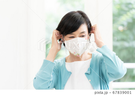 手作りマスクをつけるミドル女性 67839001