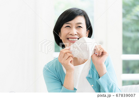 手作りマスクをつけるミドル女性 67839007