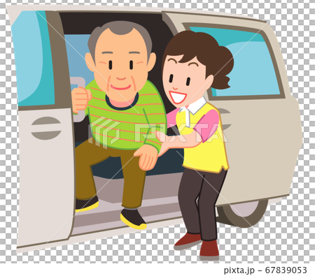 介護車からおりるシニア男性マスクなし 67839053