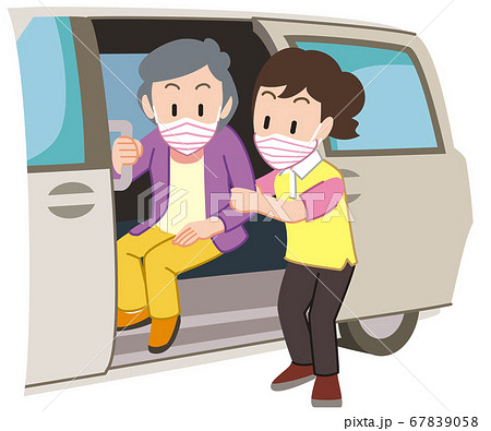 福祉車両からおりるシニア女性マスクあり 67839058