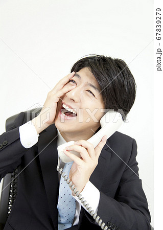 電話するビジネスマン 67839279