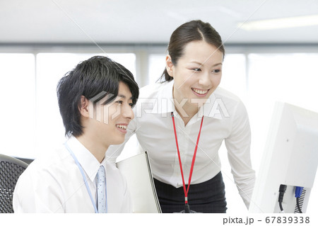 会話する上司と部下 67839338