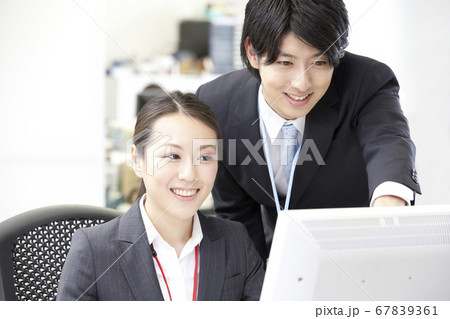 会話する上司と部下 67839361