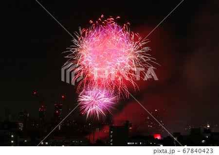 夜景と打ち上げ花火 夜景と打ち上げ花火 67840423