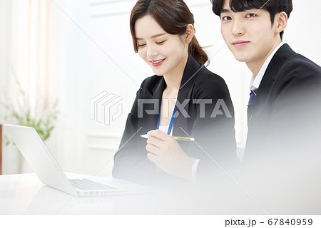 ビジネス 女性 女 67840959