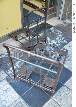 店先の古い台車 店先の古い台車 67841551