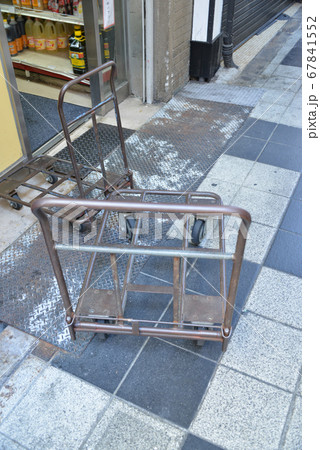店先の古い台車 店先の古い台車 67841552