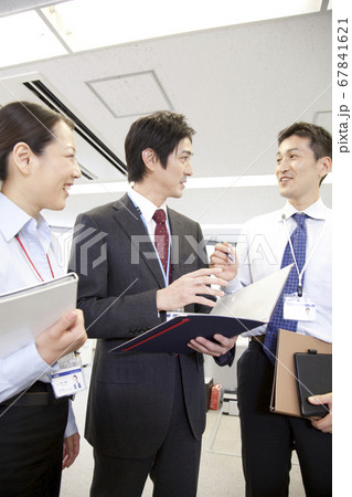 会話するビジネスマンとOL 67841621