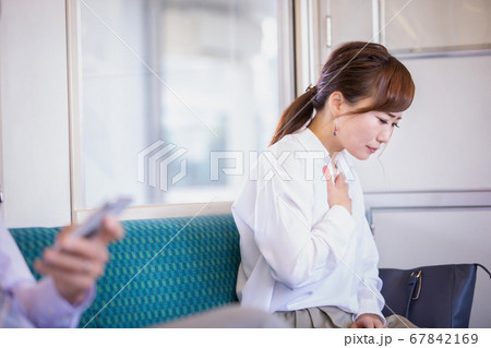 電車に乗る女性 67842169