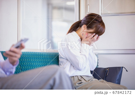電車に乗る女性 67842172