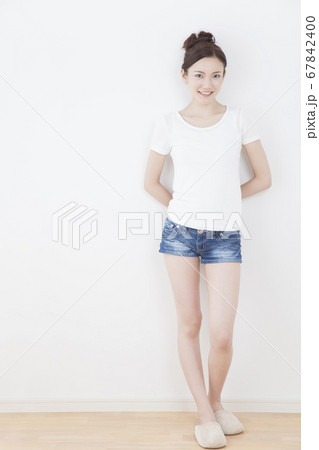 笑顔の女性 67842400