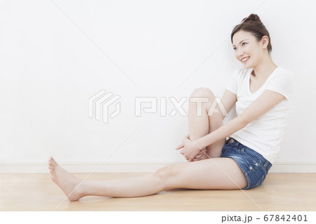 座る女性 67842401