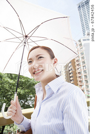 日傘を差す女性 67842456