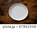 机と中央にある食器 67842508