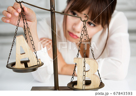 AとBを比較する女性 67843593