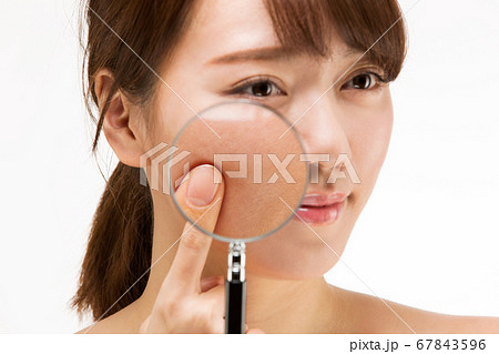 頬のスキンケア 67843596