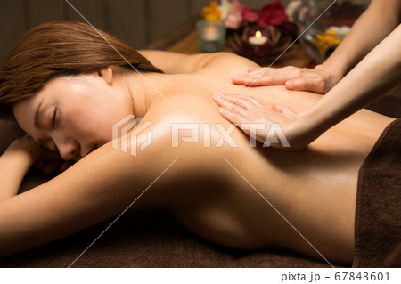 背中のオイルマッサージ 67843601
