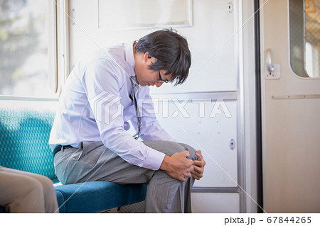 電車に乗る男性 67844265