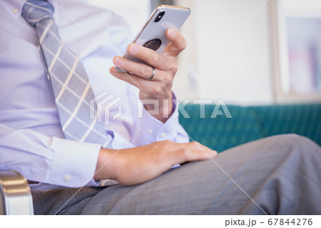 電車に乗るビジネスマン 電車に乗るビジネスマン 67844276