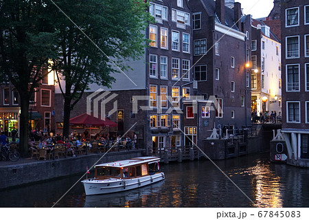 アムステルダムの運河と街並みの夜景 ヨーロッパのおしゃれな街並みの写真素材