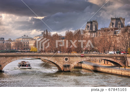 Gray clouds over Pont Louis-Philippe Gray clouds over Pont Louis-Philippe 67845103