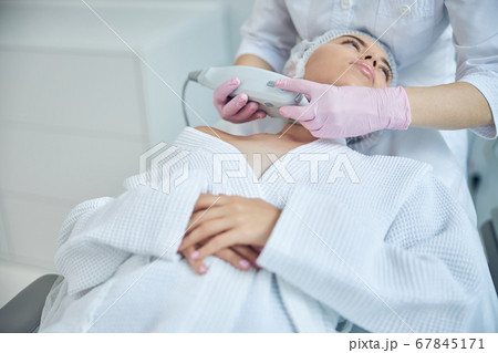 Calm attractive lady undergoing body lifting therapy Calm attractive lady undergoing body lifting therapy 67845171