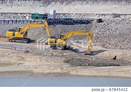 水際の工事現場で活躍するショベルカー（耐震補強工事、法面の整備　三好池　愛知県みよし市） 67845422